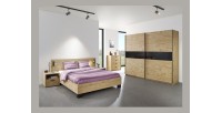 Chambre à coucher collection MORGANE : Armoire 250cm, Lit avec applique 160x200, commode, chevets. Couleur chêne doré et noir.